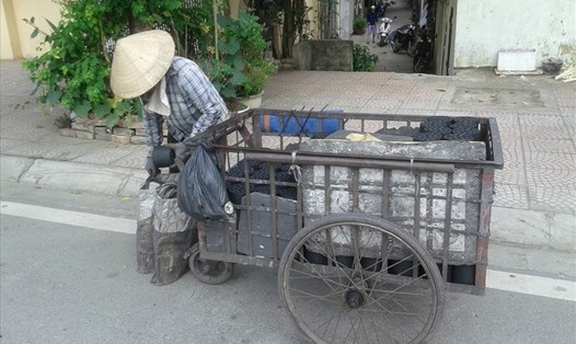 Người đẩy xe than xếp than trước khi phân phối than cho các hộ dân.