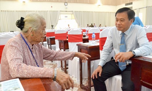 Ông Nguyễn Văn Dương lắng nghe ý kiến phản ánh của cựu lãnh đạo LĐLĐ Đồng Tháp ngay tại giờ giải lao Đại hội X Công đoàn Đồng Tháp. Ảnh: Lục Tùng