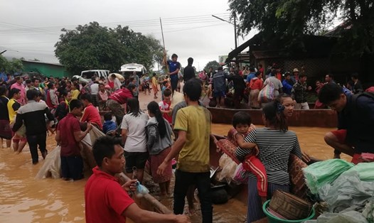 Người dân đứng trên mái nhà chờ giải cứu sau vụ vỡ đập ở Lào. Ảnh: ABC Lào. 