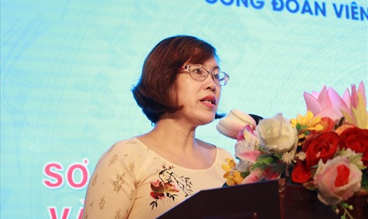 Bà Nguyễn Thị Tuyết Nhung báo cáo công tác hoạt động 6 tháng đầu năm 2018 của CĐVC thành phố. Ảnh: XH
