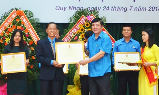 Chủ tịch Tổng LĐLĐVN Bùi Văn Cường trao thưởng cho tập thể, cá nhân xuất sắc của Công đoàn Giáo dục Việt Nam.Ảnh: PV