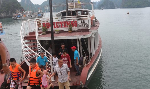 Tàu đưa du khách cập đảo Ti-tốp. Ảnh: Nguyễn Hùng