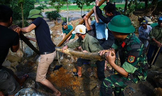Công binh đang dọn đường vào bản Tủ, xã Sơn Lương, huyện Văn Chấn, Yên Bái sau đợt lũ quét vừa qua. Ảnh: Sơn Tùng
