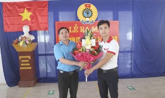 Phó Chủ tịch Thường trực LĐLĐ tỉnh Thái Bình Trần Văn Toản chúc mừng BCH CĐCS lâm thời Cty TNHH U-Li VN.