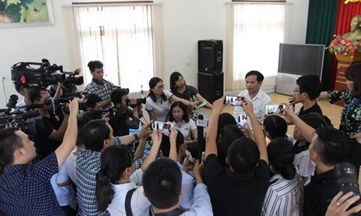Đại diện Bộ GDĐT trả lời báo chí về sai phạm điểm thi tại Sơn La trưa 23.7. Ảnh: SGGP