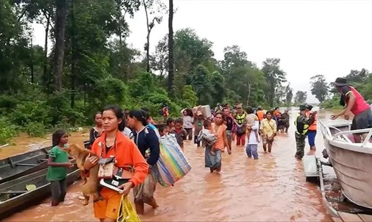 Người dân sơ tán sau vụ vỡ đập ở Lào. Ảnh: Reuters. 