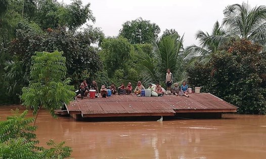 Người dân Lào đang nguy khốn sau sự cố vỡ đập thủy điện.  Ảnh: ABC Lào. 