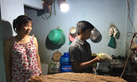 Vợ chồng chị Nhung và anh Hiếu chi tiêu dè xẻn để tiết kiệm vì tiền lương eo hẹp - Ảnh: L.T