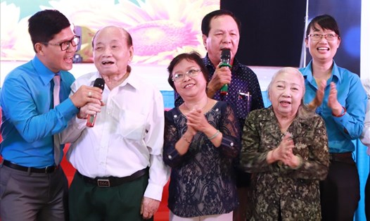 Chủ tịch LĐLĐ TPHCM Trần Thị Diệu Thúy (phải ảnh) cùng các cán bộ công vận - công đoàn hưu trí các thời kỳ giao lưu văn nghệ