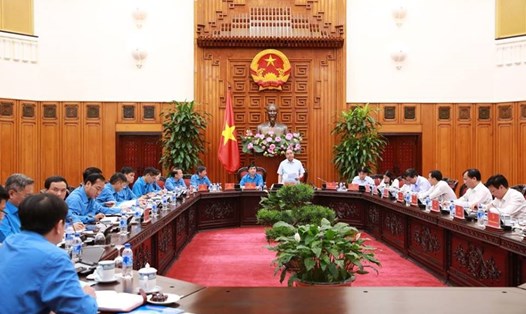 Toàn cảnh buổi làm việc giữa Thủ tướng Chính phủ Nguyễn Xuân Phúc và Đoàn Chủ tịch Tổng LĐLĐVN sáng 25.7. Ảnh: Hải Nguyễn 