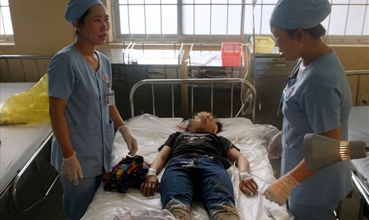 Một nạn nhân được cấp cứu tại Bệnh viện Đa khoa Bạc Liêu (ảnh Nhật Hồ)