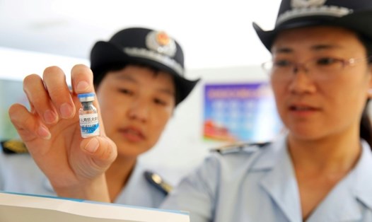 Trung Quốc bắt giữ 15 người liên quan tới bê bối vaccine. Ảnh: AFP. 