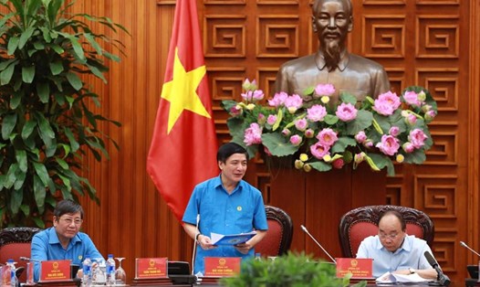 Chủ tịch Tổng LĐLĐVN Bùi Văn Cường trình bày các kiến nghị của tổ chức Công đoàn với Thủ tướng Nguyễn Xuân Phúc. Ảnh: Hải Nguyễn