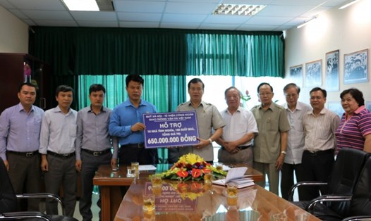Chủ tịch CĐ GTVT VN Đỗ Nga Việt trao hỗ trợ, thông qua Trung ương Hội cựu TNXP Việt Nam gửi đến các cựu TNXP (ảnh Thanh Thúy/Báo Giao thông).