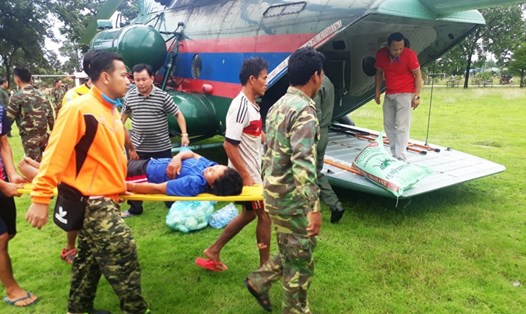 Tỉnh Attapue đưa người dân bị nạn huyện Sanamxay lên trực thăng đi cấp cứu. Ảnh Đình Văn.