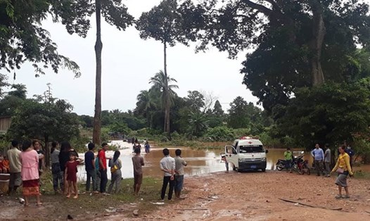 Nhiều vùng ở Attapeu (Lào) vẫn còn ngập nước sau vụ vỡ đập thủy điện. Ảnh: ĐÌNH VĂN