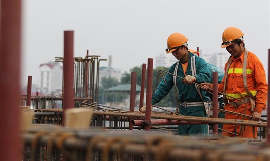 Công nhân xây dựng trên công trường đường sắt Cát Linh - Hà Đông (Hà Nội). Ảnh: HẢI NGUYỄN