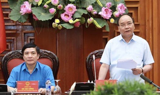 Thủ tướng Chính phủ Nguyễn Xuân Phúc chủ trì buổi làm việc của Chính phủ với Đoàn Chủ tịch Tổng LĐLĐVN sáng 25.7.