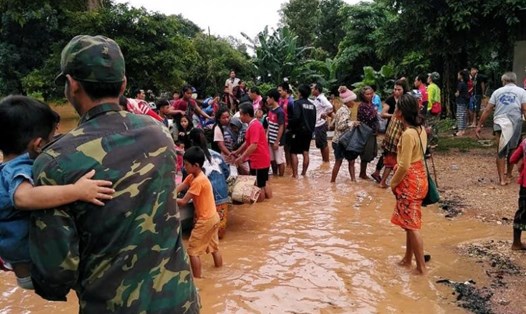Hình ảnh cứu hộ vụ vỡ đập ở Lào. Ảnh: Reuters. 