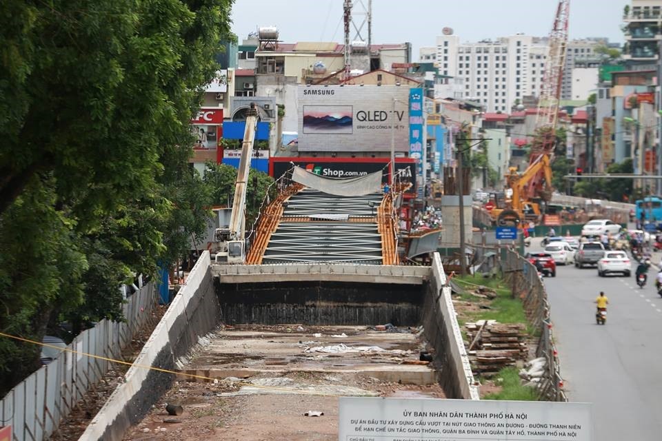 Dự án xây dựng cầu vượt nút giao An Dương hiện đang chậm tiến độ. Ảnh Trần Vương