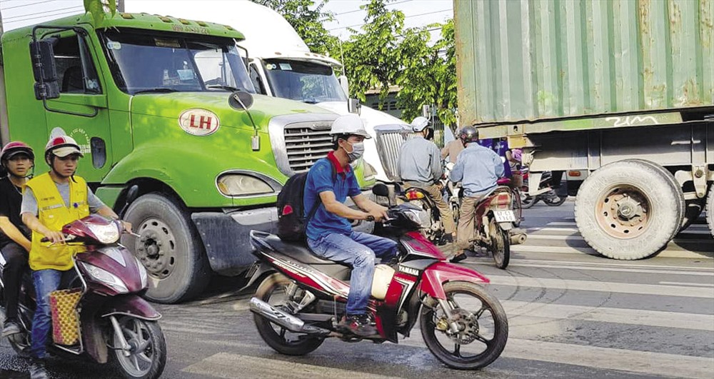 Tình trạng kẹt xe thường xuyên xảy ra trên con đường chậm thi công nâng cấp mở rộng - Ảnh: ĐINH TRỌNG