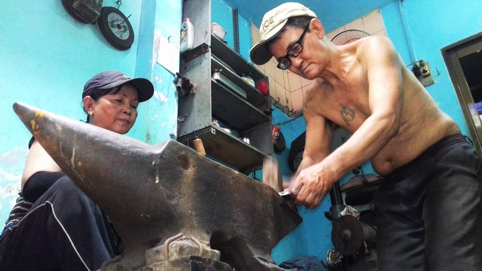 Dù không sinh ra trong một gia đình có truyền thống về nghề rèn, nhưng chính tình yêu, niềm say mê đã giúp ông Châu gắn bó suốt 34 năm qua.