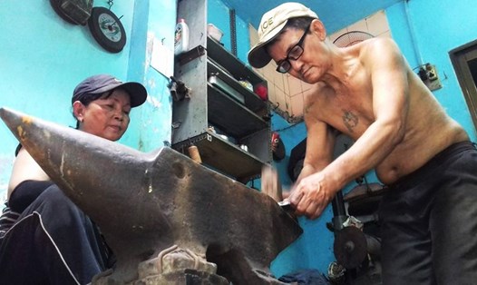 Dù không sinh ra trong một gia đình có truyền thống về nghề rèn, nhưng chính tình yêu, niềm say mê đã giúp ông Châu gắn bó suốt 34 năm qua.