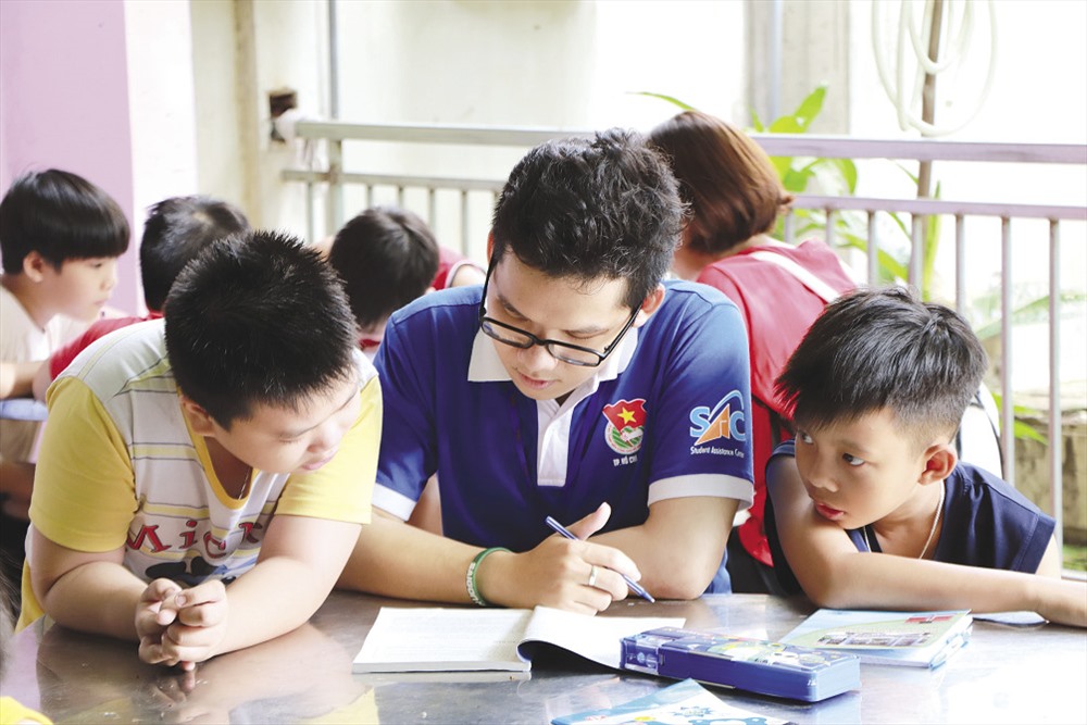 Lớp học được chia thành các nhóm theo lớp để các em học sinh dễ dàng tiếp thu kiến thức. Ảnh: MP