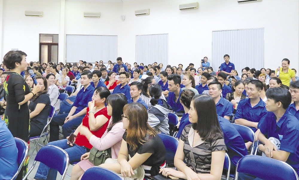 TS Lê Thị Linh Trang nói chuyện tại buổi tọa đàm "Chung tay chấm dứt bạo lực đối với phụ nữ và trẻ em gái" - Ảnh: L.T