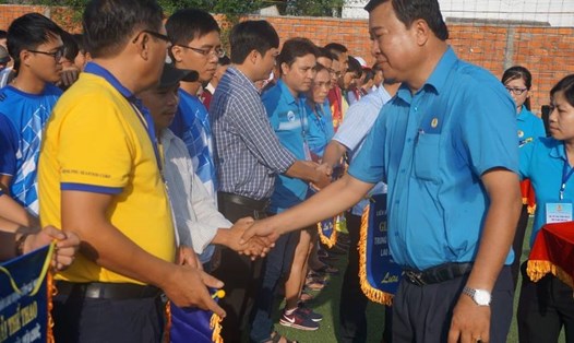 Chủ tịch LĐLĐ Cà Mau Võ Thanh Tòng (ngoài cùng bên phải) động viên các VĐV trước khi thi đấu. Ảnh: Nhật Hồ