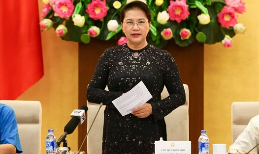 Chủ tịch Quốc hội Nguyễn Thị Kim Ngân động viên CNLĐ tiêu biểu nhận Giải thưởng Nguyễn Đức Cảnh lần thứ III. Ảnh: Sơn Tùng