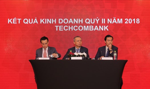 Tổng Giám đốc Techcombank Nguyễn Lê Quốc Anh (giữa) tại buổi họp báo công bố kết quả kinh doanh quý II/2018 của Techcombank.