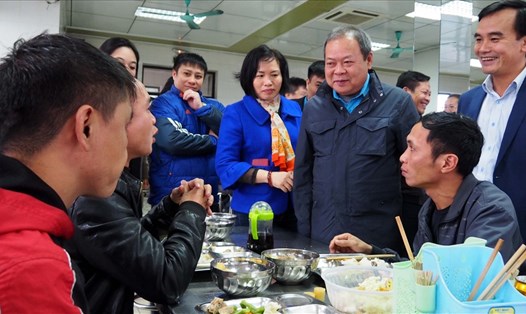 Lãnh đạo Tổng LĐLĐ Việt Nam kiểm tra bữa ăn công nghiệp của một đơn vị ngành than. Ảnh: Trần Ngọc Duy