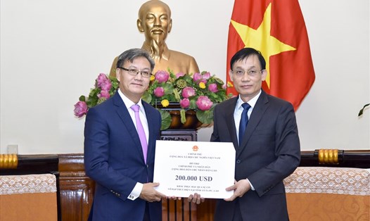 Việt Nam ủng hộ Lào 200 nghìn USD khắc phục hậu quả vụ vỡ đập. Ảnh: BNG. 