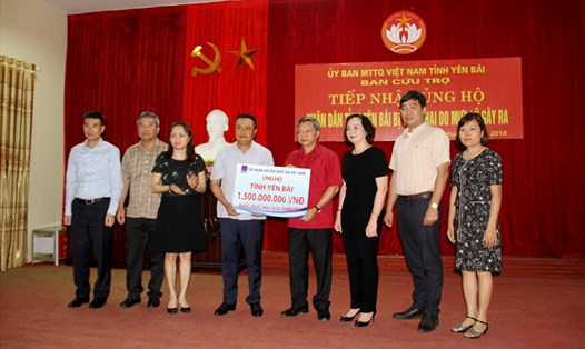 Đồng chí Trần Sỹ Thanh thay mặt CBCNVCLĐ PVN trao tặng tỉnh Yên Bái số tiền 1,5 tỉ đồng. Ảnh: PV