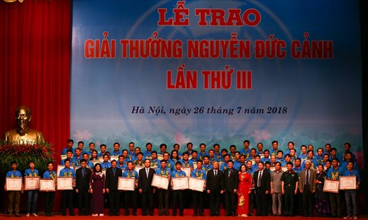 70 cá nhân tiêu biểu, có nhiều thành tích trong lao động sản xuất nhận giải thưởng Nguyễn Đức Cảnh lần thứ 3. Ảnh: Sơn Tùng