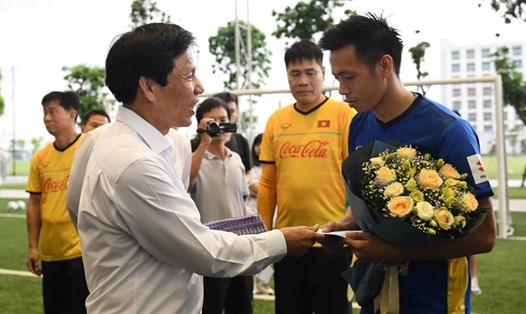 Bộ trưởng Nguyễn Ngọc Thiện thăm và động viên các cầu thủ. Ảnh: Anh Tuấn 