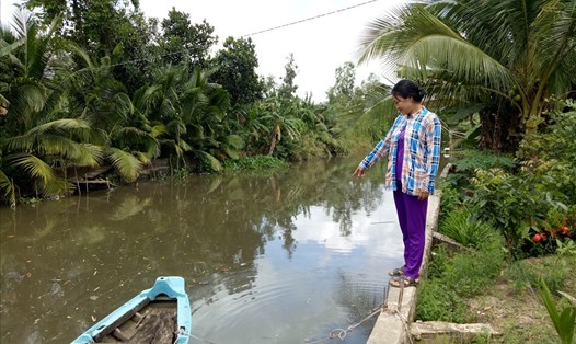 Đoạn kênh chảy qua ấp Thới Trung, xã Đông Thắng, huyện Thới Lai, TP. Cần Thơ, đột ngột ô nhiễm nặng khiến người dân sống trong khu vực hết sức hoang mang. Ảnh: Bảo Trung