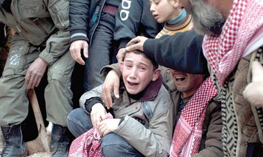 Ảnh cậu bé Syria khóc vì mất người thân - Ảnh: AFP