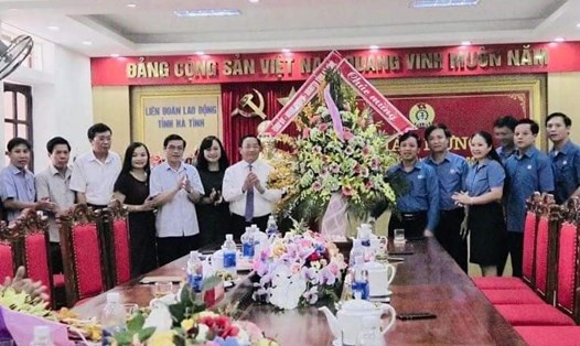 Lãnh đạo Tỉnh ủy, HĐND, UBND, UBMTTQ Hà Tĩnh đến chúc mừng LĐLĐ Hà Tĩnh nhân kỉ niệm 89 năm ngày thành lập Công đoàn Việt Nam