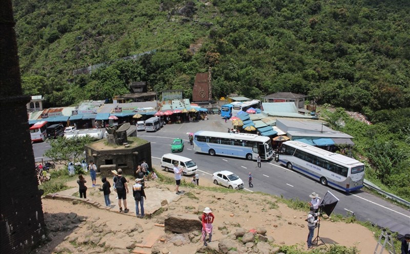 Những chiếc xe du lịch ngang nhiên lấn làn tại Hải Vân Quan nhưng không có sự can thiệp của ban quản lý. Ảnh: PL