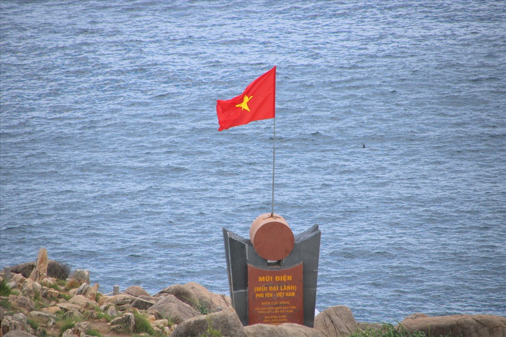 Tấm bia đánh dấu Mũi Đại Lãnh là điểm cực Đông trên đất liền. Ảnh: Đ.Phùng