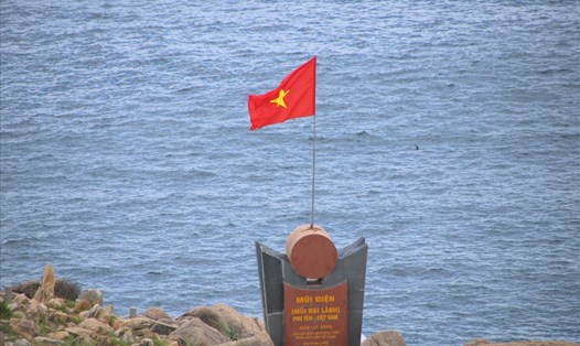 Tấm bia đánh dấu Mũi Đại Lãnh là điểm cực Đông trên đất liền. Ảnh: Đ.Phùng