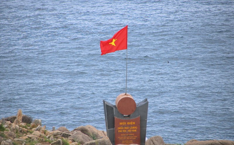 Tấm bia đánh dấu Mũi Đại Lãnh là điểm cực Đông trên đất liền. Ảnh: Đ.Phùng