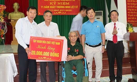 Chủ tịch Công đoàn CN Hóa chất VN Vũ Tiến Dũng (bìa trái) tặng quà cho thương binh Trung tâm điều dưỡng thương binh Duy Tiên