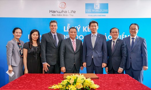 Ông Back Jong Kook (Thứ 3, bìa phải), Chủ tịch Hội đồng thành viên kiêm Tổng giám đốc Hanwha Life Việt Nam, chúc mừng đại diện đối tác Worldlink tại lễ ký kết hợp tác chiến lược. 