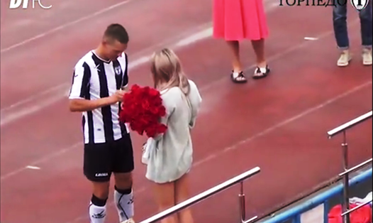 Cầu thủ này đã khiến bạn gái bất ngờ với màn cầu hôn thú vị. Ảnh cắt từ clip