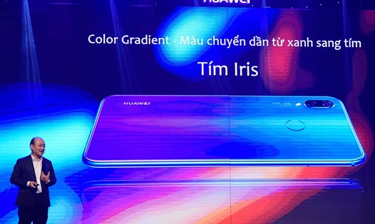 Nova 3i mở bán vào ngày 4.8 với hai màu Tím Iris và Đen, sẽ kèm bộ quà tặng 1,2 triệu đồng cho khách đặt hàng trước đến ngày 3.8.
