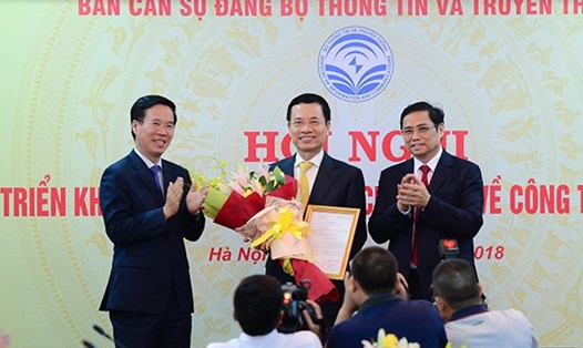 Trao quyết định bổ nhiệm ông Nguyễn Mạnh Hùng giữ thêm chức Phó Ban Tuyên giáo Trung ương (Ảnh: VGP)