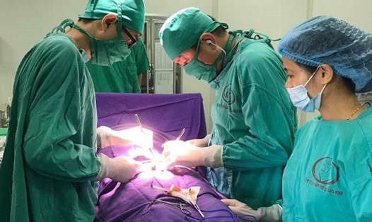 Các bác sĩ Bệnh viện Sản Nhi Quảng Ninh phẫu thuật cho bệnh nhân 10 tuổi